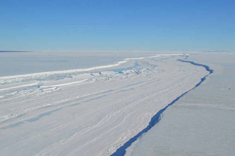 Un enorme iceberg si sta staccando dall'Antartide